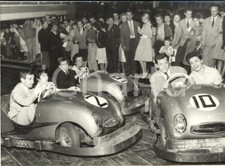 1959 PARIS Charles AZNAVOUR Pascale PETIT Georges POUJOULY all'autoscontro *Foto