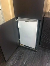 Mobile di colore grigio scuro che può contenere un frigo da incasso 