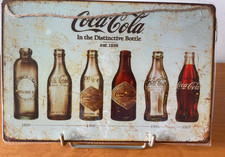 COCA COLA TARGA METALLO L'EVOLUZIONE DELLA BOTTIGLIA  1899-1957  CM 30X20