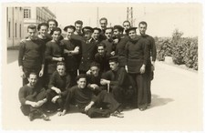 Marinai italiani e il capitano, moda navale storica. Fine art vintage.