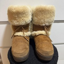 Stivali UGG Aust Sundance foderati in pelle di pecora e pura lana marrone castagno Shearling W7