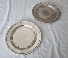 Coppia di piatti in peltro vintage antichi fine '800 con stemma centrotavola 