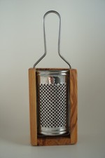 grattugia formaggio piccola con scatola in legno d'olivo, prodotto in Italia.