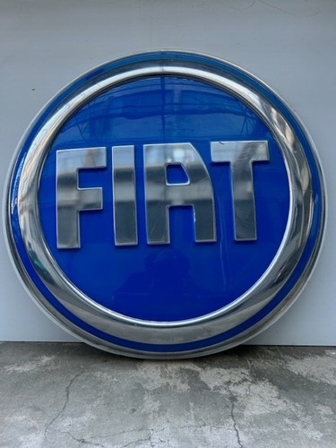 Grande insegna fiat - grande,