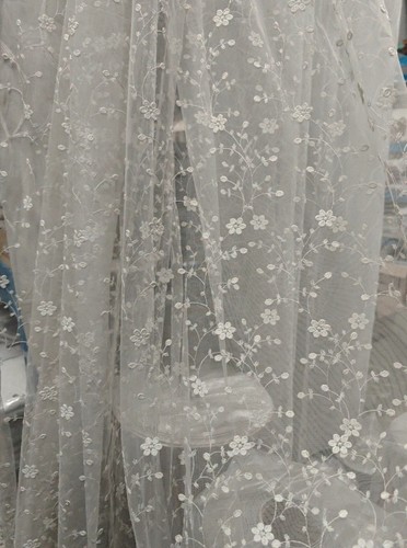 Tendone tulle ricamato - in,