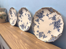 Raro antico set di tre piatti