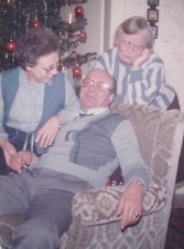 B5 - Foto Photo Fotografia Anni 80 - Natale Uomo su Poltrona e coppia donne