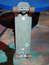 Tavola lunga magazzino pattini con camion e ruote indipendenti.