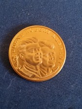 MEDAGLIA METALLO DORATO JOHN E