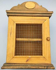 Armadio a muro vintage in legno con porta in rete metallica - soluzione di conservazione rustica