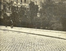 Una Donna Se a Piedi Solo Su