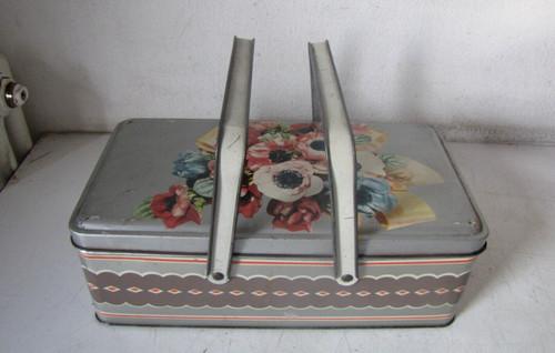 Scatola latta con - con, fiori