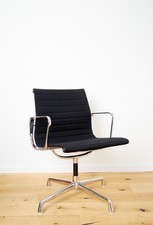 Sedia Charles & Ray Eames EA