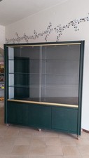 Mobile Vetrina Espositore in legno con ripiani e ante in vetro temperato e luci 