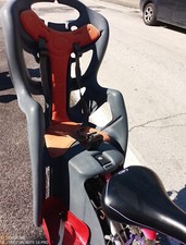 seggiolino bici x bimbi, usaato, grigio con cintura sicurezza e supporto piedi