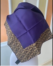 Fendi foulard di seta logata.