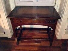 Tavolo da architetto in legno  ( metà XIX) e sgabello con seduta in pelle.