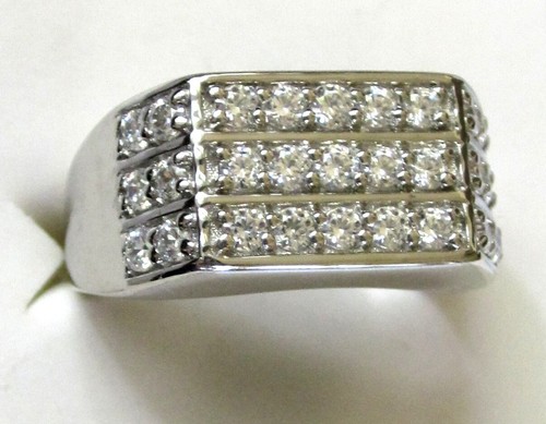 Anello realizzato con zirconi