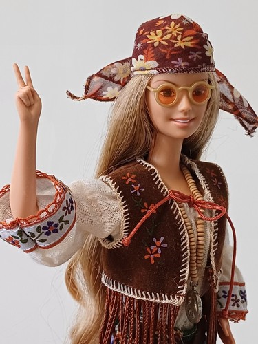 Muñeca barbie peace - &, love