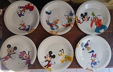 SET SEI PIATTI PIANI WALT DISNEY IN TAVOLA CERAMICA VARI PERSONAGGI DIAM. 26 CM