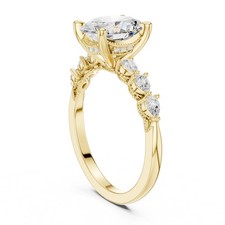 Anello ovale con diamanti