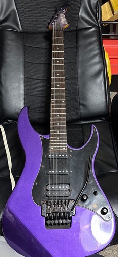 Chitarra elettrica viola