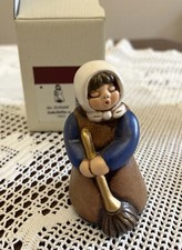 THUN Donna Con Scopa  del presepe classico BLU