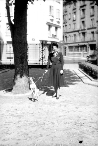 Donna che porta suo cane - che, il