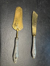 Coltello e  paletta da dolce con manici in argento lavorato e metallo dorato.
