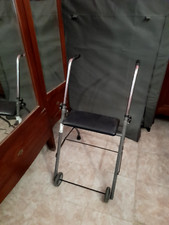 deambulatore per anziani con seduta. Dotato di due ruote anteriori.