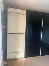 armadio camera da letto a tre ante scorrevoli, nero con ante in vetro scuro 