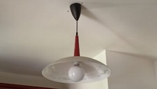 Lampadario a sospensione in vetro e legno per cucina.