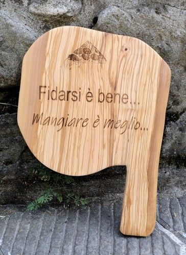 Tagliere legno ulivo con - in, di