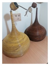 lampada pendente costruita con cerchi e segmenti in legno fatta a mano. 