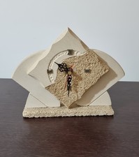 Orologio Da Tavolo In Pietra Leccese Champagne. Altezza 17  cm, Base 22 X 6 cm