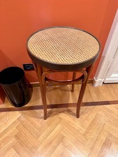 Tavolino vintage modello Thonet con piano in paglia di Vienna protetto da vetro
