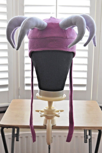 Cappello nuovo con etichette