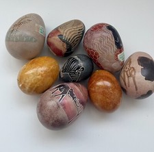 Varietà di uova in pietra