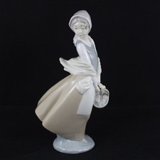 Statuetta in porcellana Nao LLADRO giovane donna con cesto vintage anni '70...