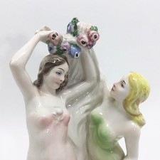 GIOVANI RAGAZZE A PRIMAVERA