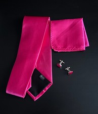 Cravatta, pochette e gemelli colore fucsia