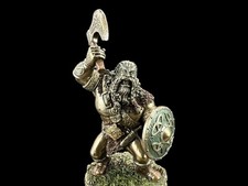 Vichingo con ascia e scudo