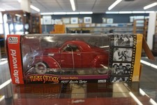 1/18 Auto World I tre tirapiedi 1937 Lincoln Zephyr (14534)