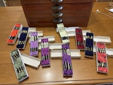 Cassettiera DMC Con 120 Matassine Muline Da Ricamo