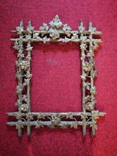 Cornice In Legno E Stucco Presenta Una Composizione Di Fiori E Foglie Che Si...