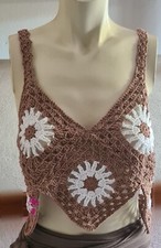 Top all'uncinetto, fiore