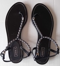 Sandali infradito Anna F. con pietre e cinturino posteriore.