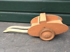 Carrello in legno giocattolo