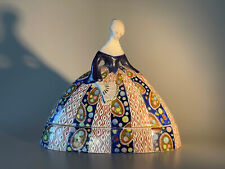 Francesco Nonni. Bella scatola in ceramica maiolicata a forma di dama.