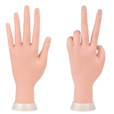 Mano finta con unghie per